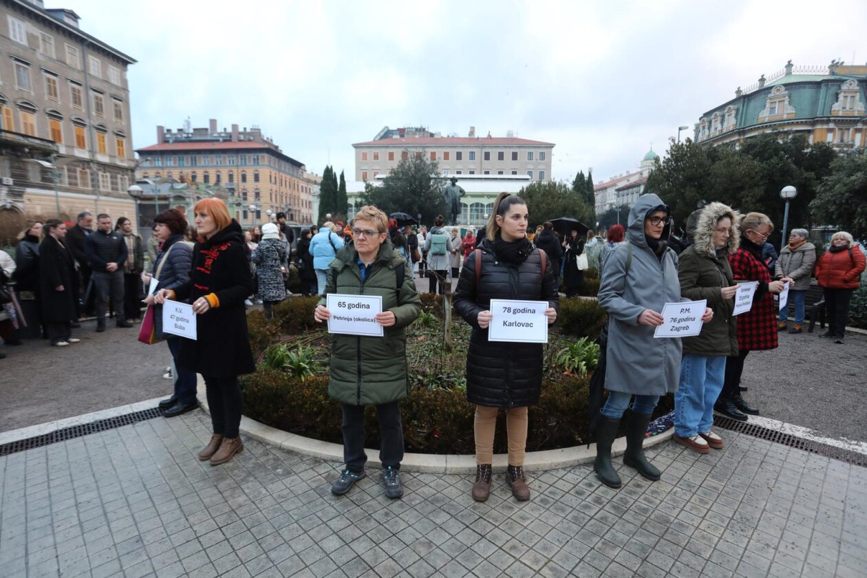 Rijeka: Okupljanje na kojem su se prisutni prisjetili svih ubijenih žena u Hrvatskoj u 2025. godini Rijeka: Okupljanje na kojem su se prisutni prisjetili svih ubijenih žena u Hrvatskoj u 2025. godini