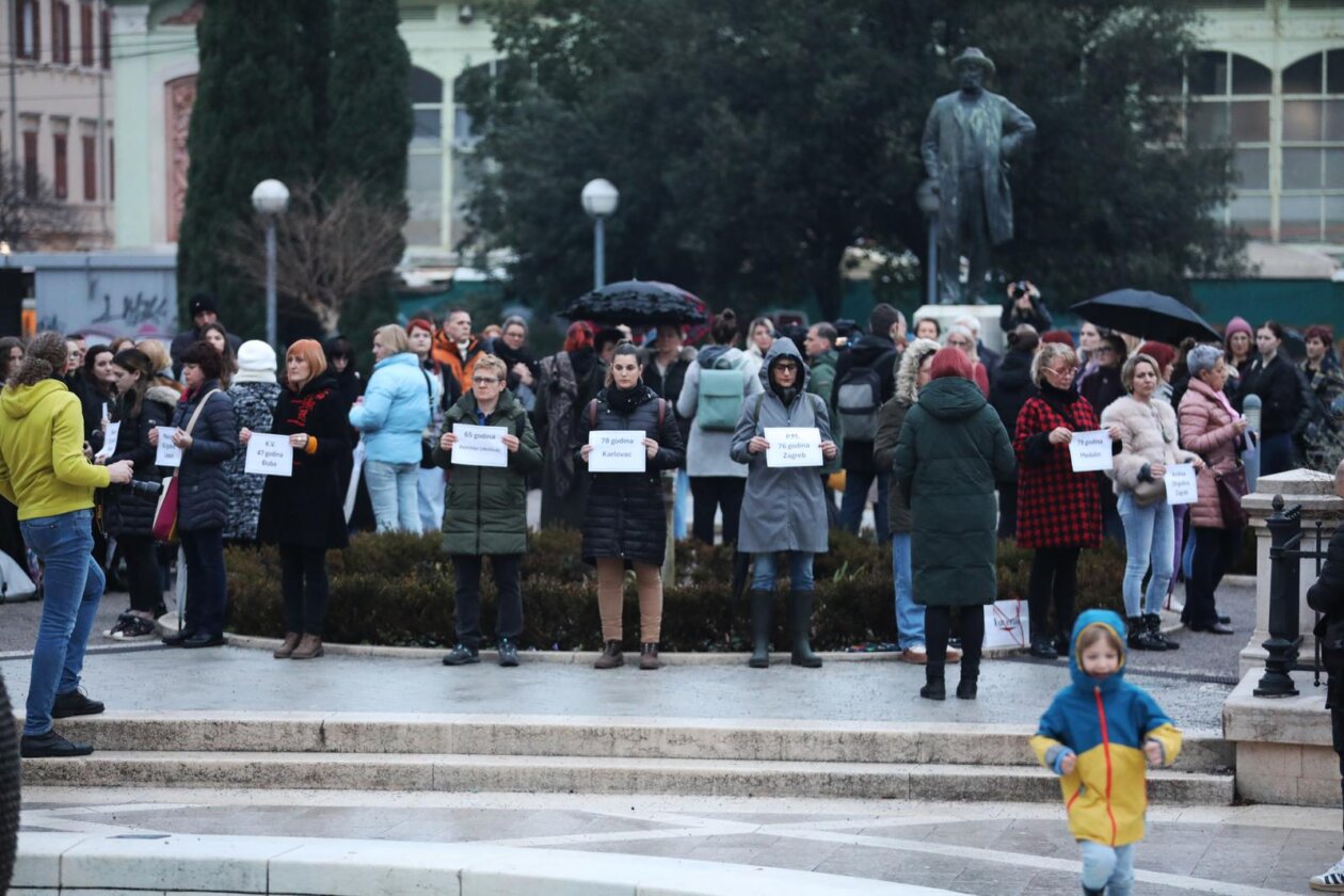 Rijeka: Okupljanje na kojem su se prisutni prisjetili svih ubijenih žena u Hrvatskoj u 2025. godini Rijeka: Okupljanje na kojem su se prisutni prisjetili svih ubijenih žena u Hrvatskoj u 2025. godini