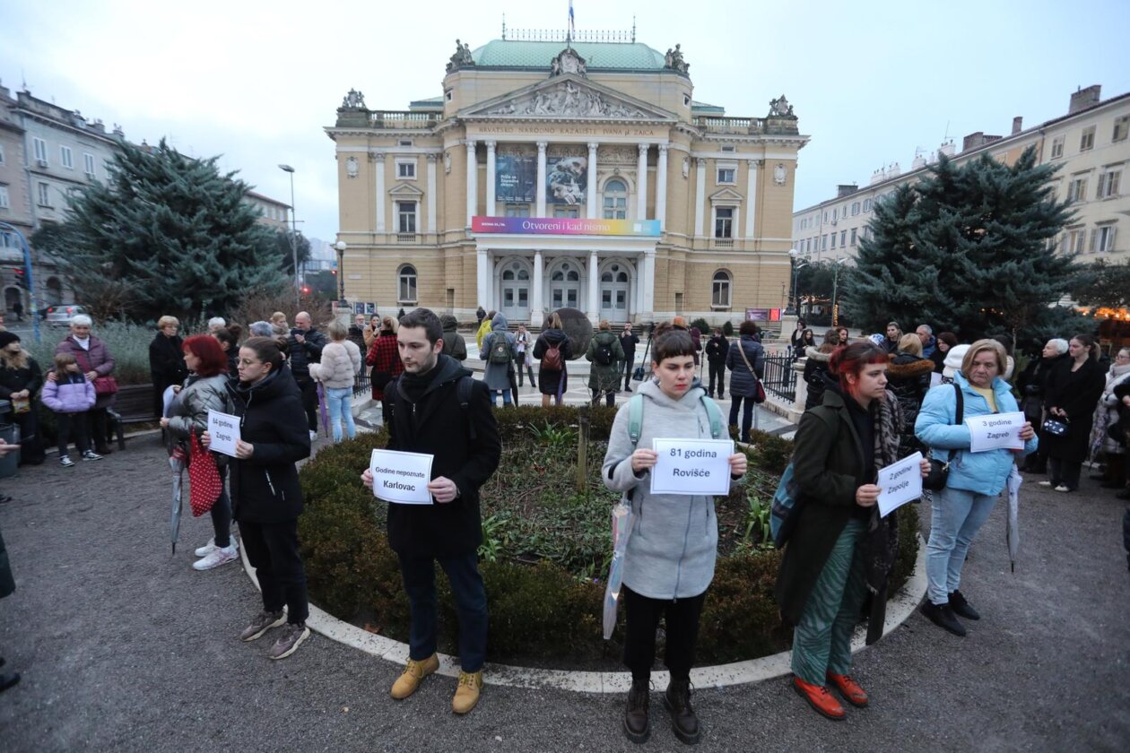 Rijeka: Okupljanje na kojem su se prisutni prisjetili svih ubijenih žena u Hrvatskoj u 2025. godini Rijeka: Okupljanje na kojem su se prisutni prisjetili svih ubijenih žena u Hrvatskoj u 2025. godini