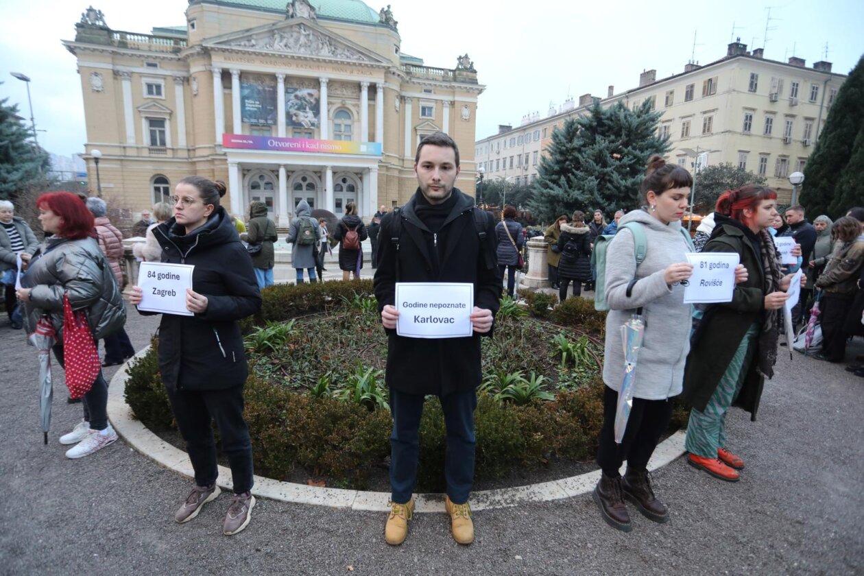 Rijeka: Okupljanje na kojem su se prisutni prisjetili svih ubijenih žena u Hrvatskoj u 2025. godini Rijeka: Okupljanje na kojem su se prisutni prisjetili svih ubijenih žena u Hrvatskoj u 2025. godini
