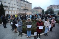 Rijeka: Okupljanje na kojem su se prisutni prisjetili svih ubijenih žena u Hrvatskoj u 2025. godini Rijeka: Okupljanje na kojem su se prisutni prisjetili svih ubijenih žena u Hrvatskoj u 2025. godini