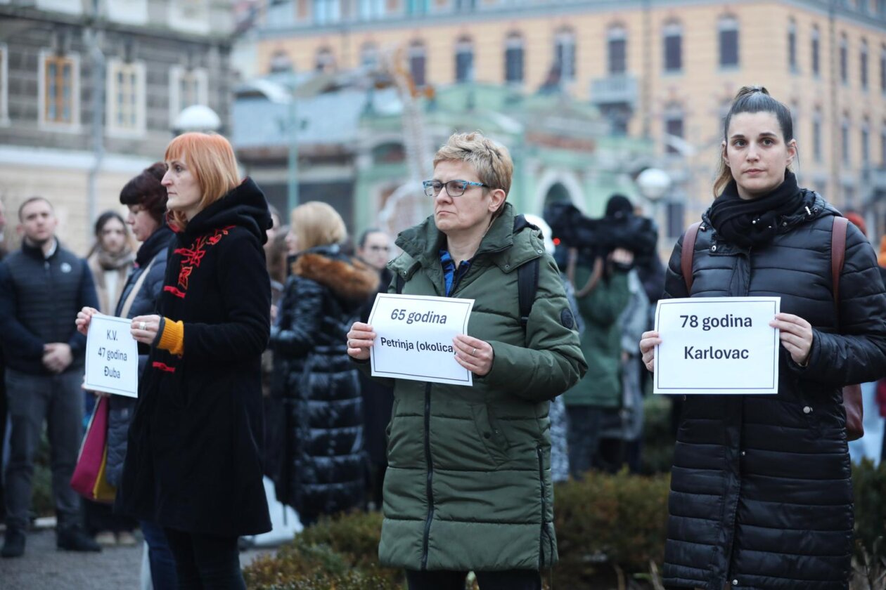 Rijeka: Okupljanje na kojem su se prisutni prisjetili svih ubijenih žena u Hrvatskoj u 2025. godini Rijeka: Okupljanje na kojem su se prisutni prisjetili svih ubijenih žena u Hrvatskoj u 2025. godini