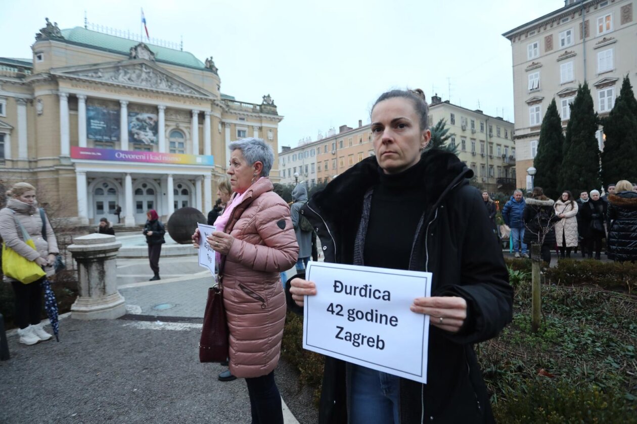 Rijeka: Okupljanje na kojem su se prisutni prisjetili svih ubijenih žena u Hrvatskoj u 2025. godini Rijeka: Okupljanje na kojem su se prisutni prisjetili svih ubijenih žena u Hrvatskoj u 2025. godini
