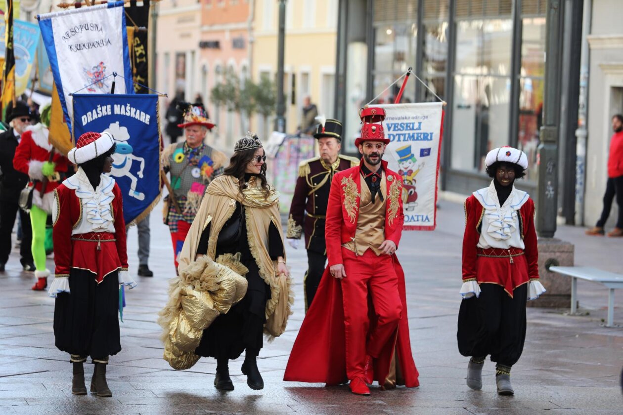 Rijeka: Parada karnevalskih zastava i predaja gradskog ključa maškarama