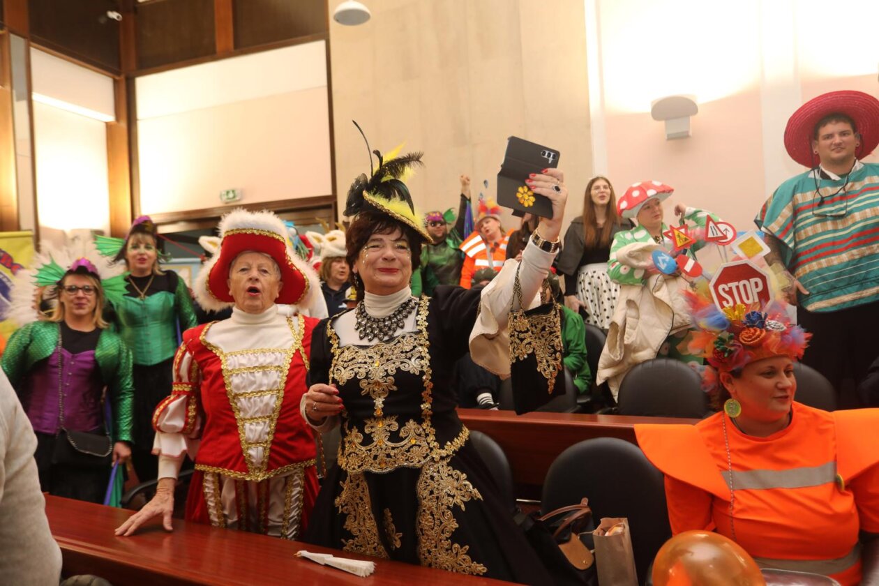 Rijeka: Parada karnevalskih zastava i predaja gradskog ključa maškarama