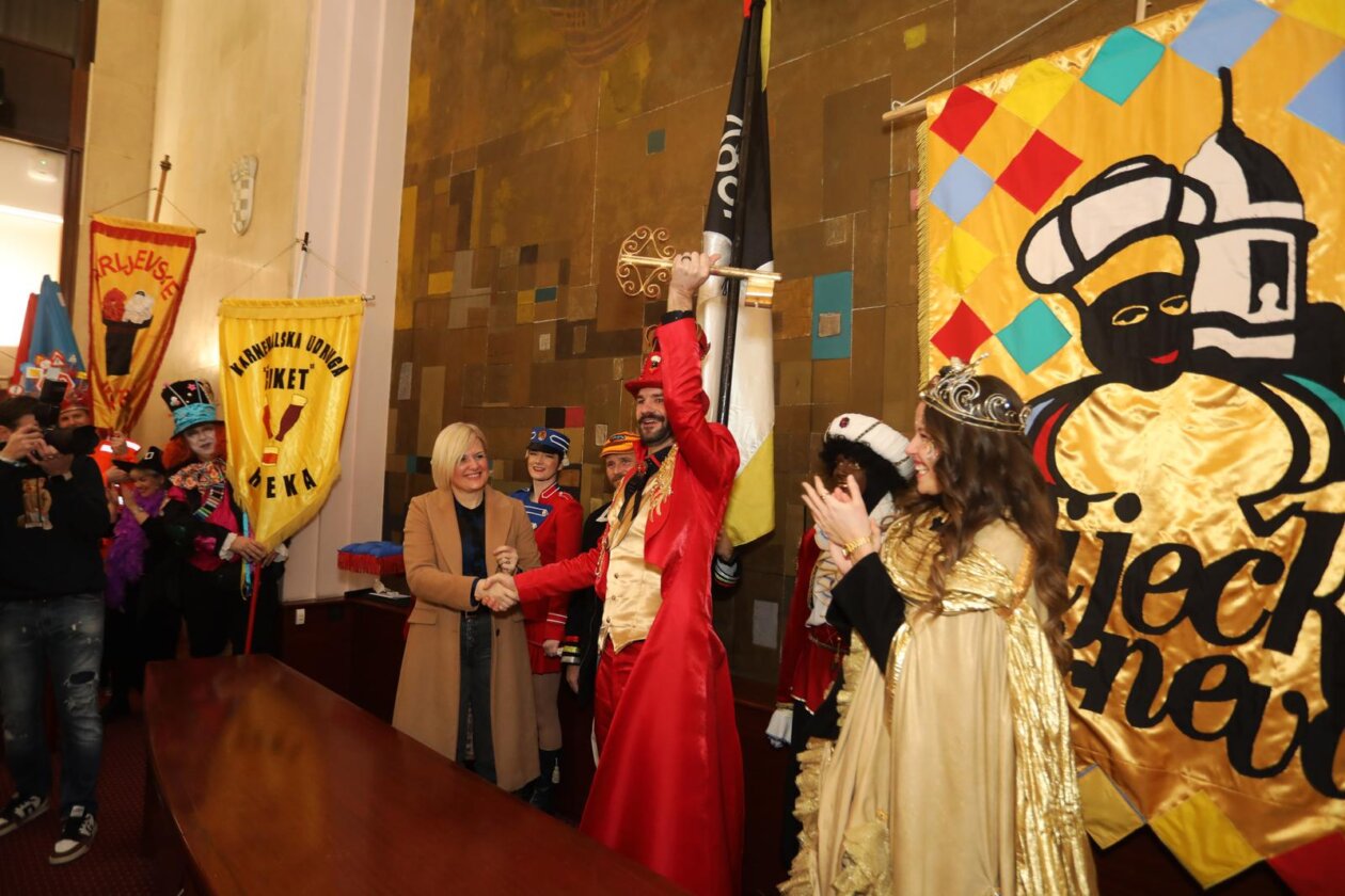 Rijeka: Parada karnevalskih zastava i predaja gradskog ključa maškarama