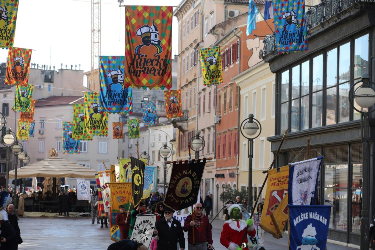 Rijeka: Parada karnevalskih zastava i predaja gradskog ključa maškarama