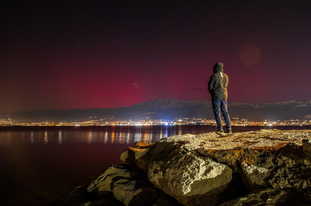 Pogled na auroru borealis iz lučice Spinut