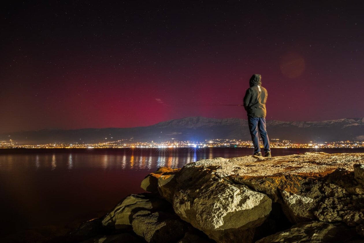 Pogled na auroru borealis iz lučice Spinut