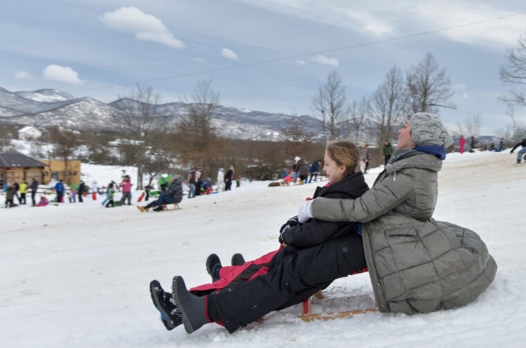 Sanjkalište Cvituša na Velebitu privlači sve više obitelji s djecom Sanjkalište Cvituša na Velebitu privlači sve više obitelji s djecom