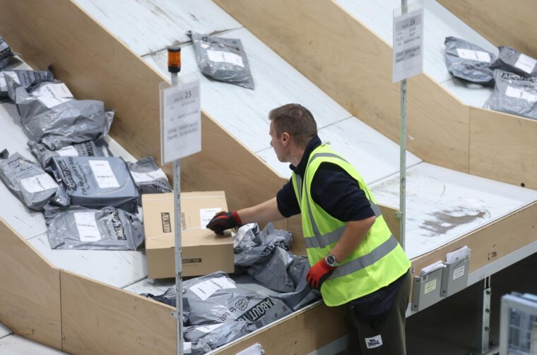 Sortirnica Hrvatske pošte i ove godine ruši rekorde, dnevno prime do 100 tisuća paketa Sortirnica Hrvatske pošte i ove godine ruši rekorde, dnevno prime do 100 tisuća paketa