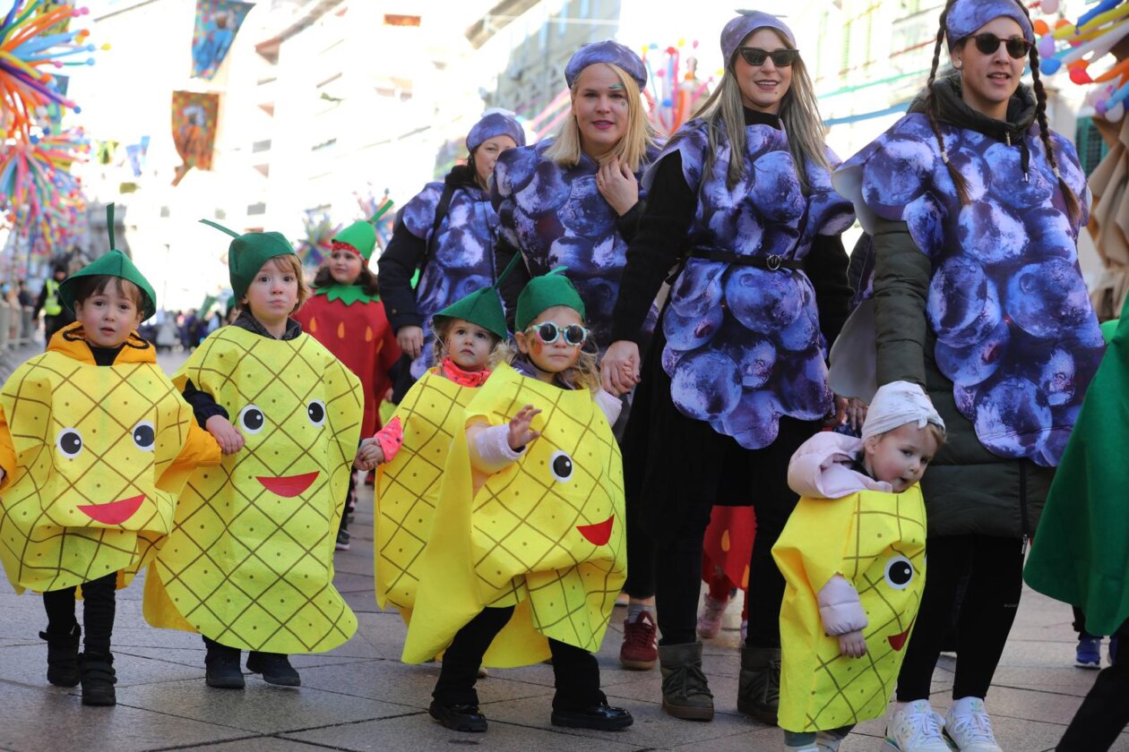 Rijeka: Tisuće maškara na Dječjem karnevalu.
