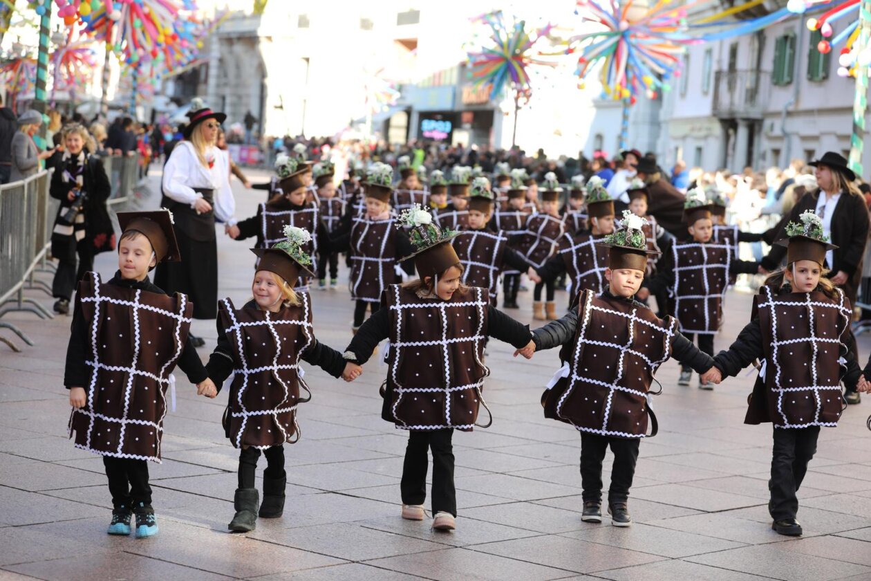Rijeka: Tisuće maškara na Dječjem karnevalu.