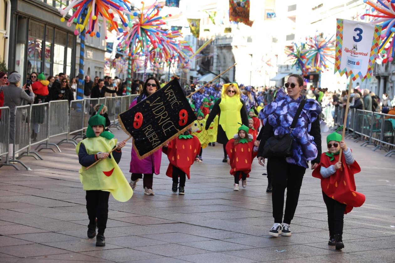 Rijeka: Tisuće maškara na Dječjem karnevalu.