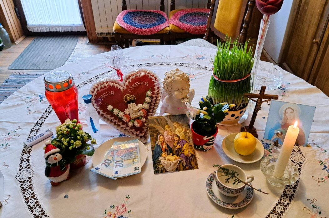 novac na tanjuriću novac na tanjuriću