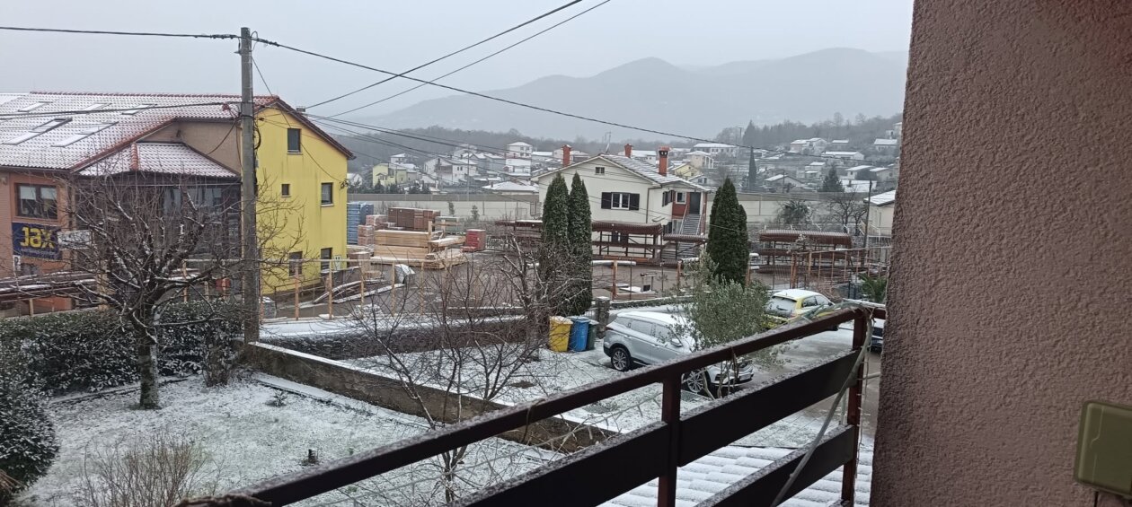 snijeg okolica rijeke