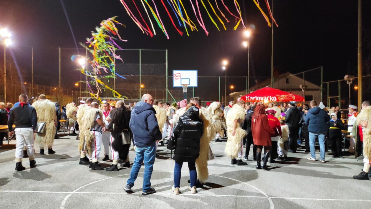 Druzenje-na-kosarkaskom-igralistu Druzenje-na-kosarkaskom-igralistu