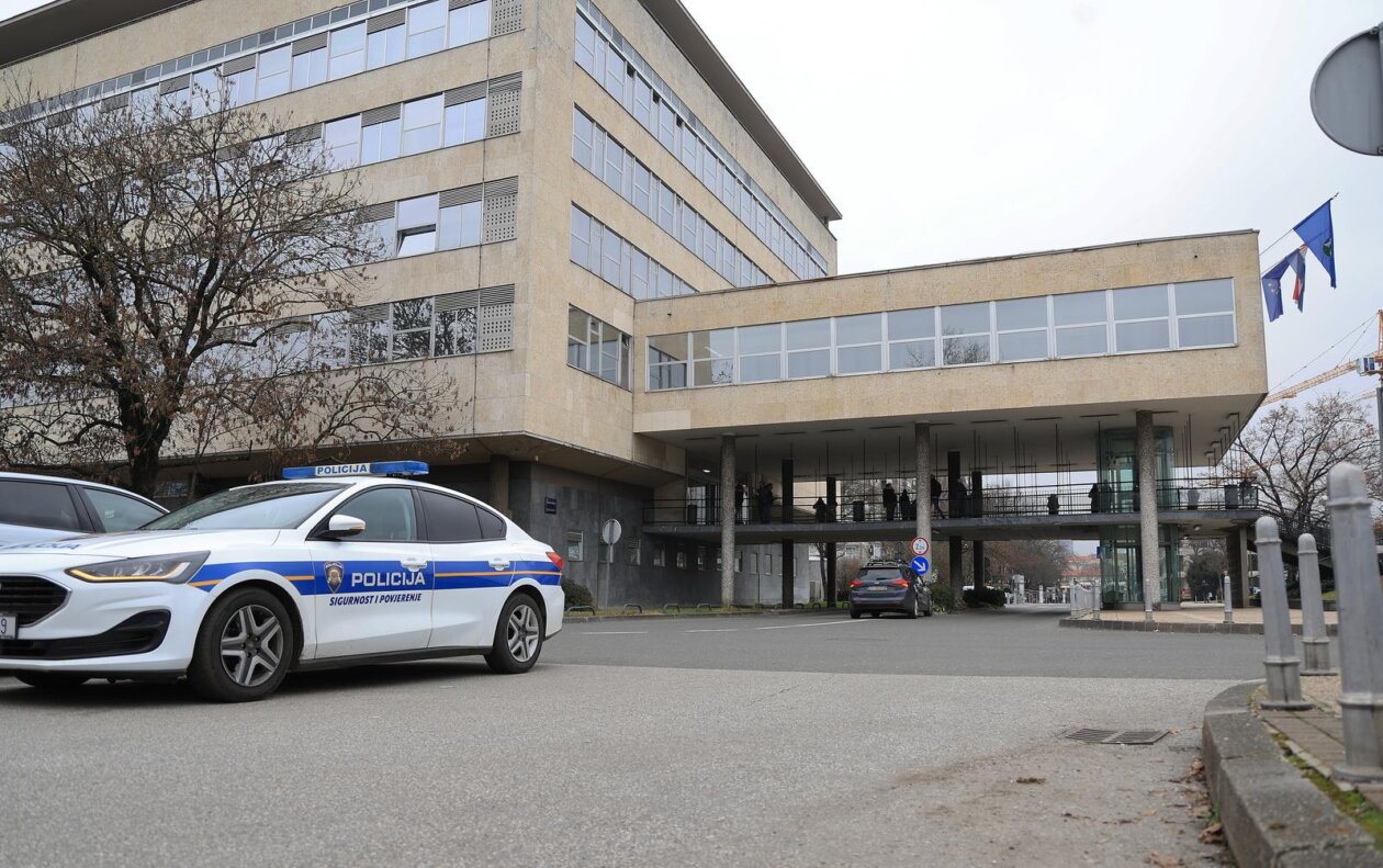 Zagreb: Evakuacija Gradskog poglavarstva zbog dojave o eksplozivnoj napravi Zagreb: Evakuacija Gradskog poglavarstva zbog dojave o eksplozivnoj napravi