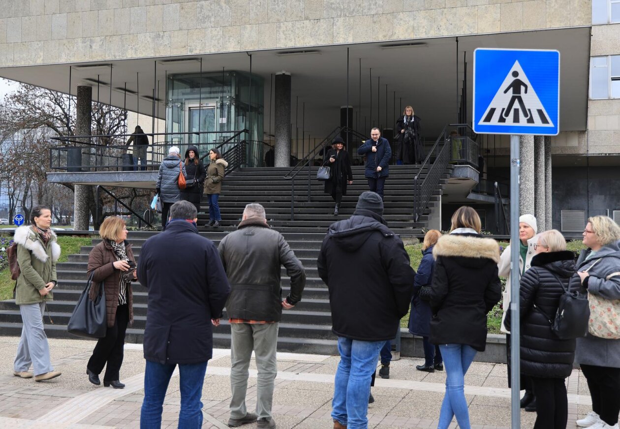 Zagreb: Evakuacija Gradskog poglavarstva zbog dojave o eksplozivnoj napravi Zagreb: Evakuacija Gradskog poglavarstva zbog dojave o eksplozivnoj napravi