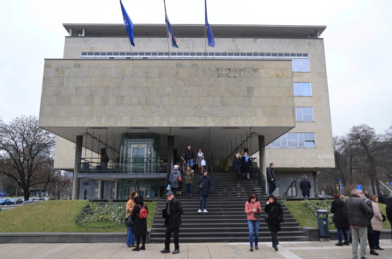 Zagreb: Evakuacija Gradskog poglavarstva zbog dojave o eksplozivnoj napravi Zagreb: Evakuacija Gradskog poglavarstva zbog dojave o eksplozivnoj napravi