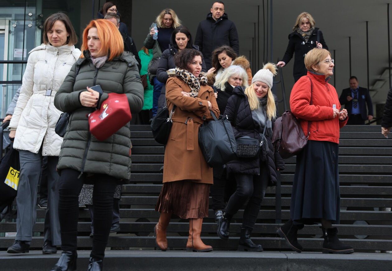 Zagreb: Evakuacija Gradskog poglavarstva zbog dojave o eksplozivnoj napravi Zagreb: Evakuacija Gradskog poglavarstva zbog dojave o eksplozivnoj napravi