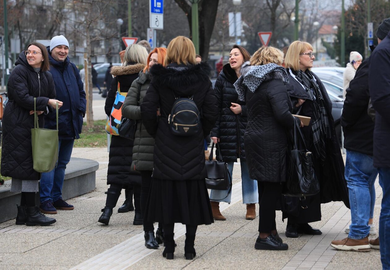 Zagreb: Evakuacija Gradskog poglavarstva zbog dojave o eksplozivnoj napravi Zagreb: Evakuacija Gradskog poglavarstva zbog dojave o eksplozivnoj napravi