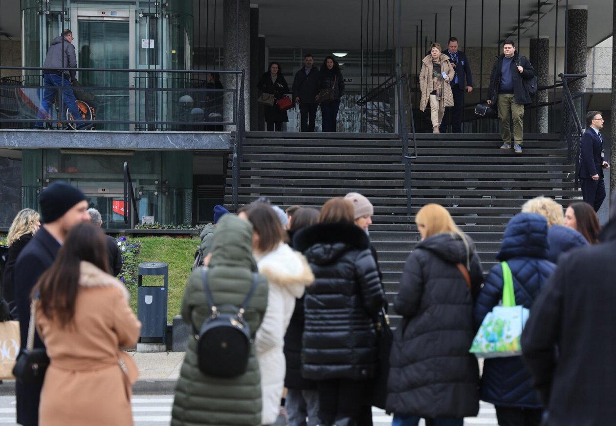 Zagreb: Evakuacija Gradskog poglavarstva zbog dojave o eksplozivnoj napravi Zagreb: Evakuacija Gradskog poglavarstva zbog dojave o eksplozivnoj napravi