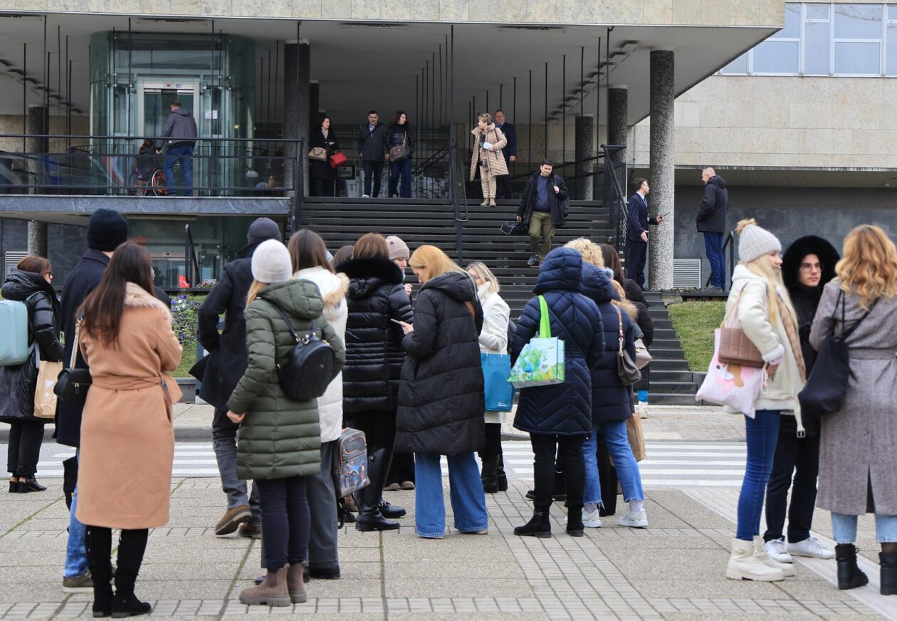Zagreb: Evakuacija Gradskog poglavarstva zbog dojave o eksplozivnoj napravi Zagreb: Evakuacija Gradskog poglavarstva zbog dojave o eksplozivnoj napravi