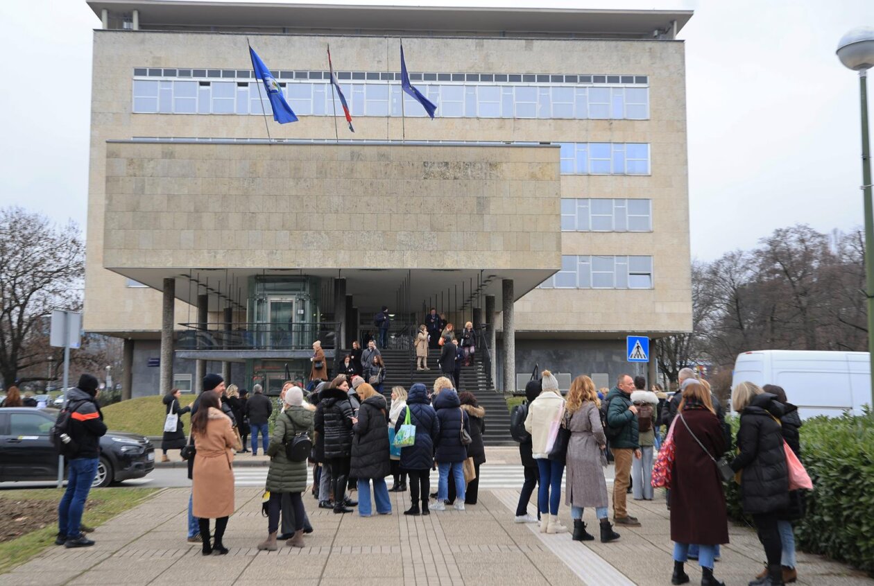 Zagreb: Evakuacija Gradskog poglavarstva zbog dojave o eksplozivnoj napravi Zagreb: Evakuacija Gradskog poglavarstva zbog dojave o eksplozivnoj napravi