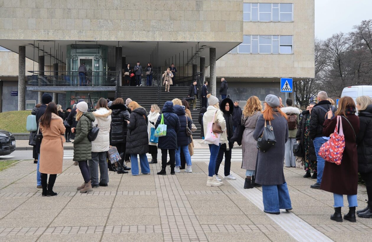 Zagreb: Evakuacija Gradskog poglavarstva zbog dojave o eksplozivnoj napravi Zagreb: Evakuacija Gradskog poglavarstva zbog dojave o eksplozivnoj napravi