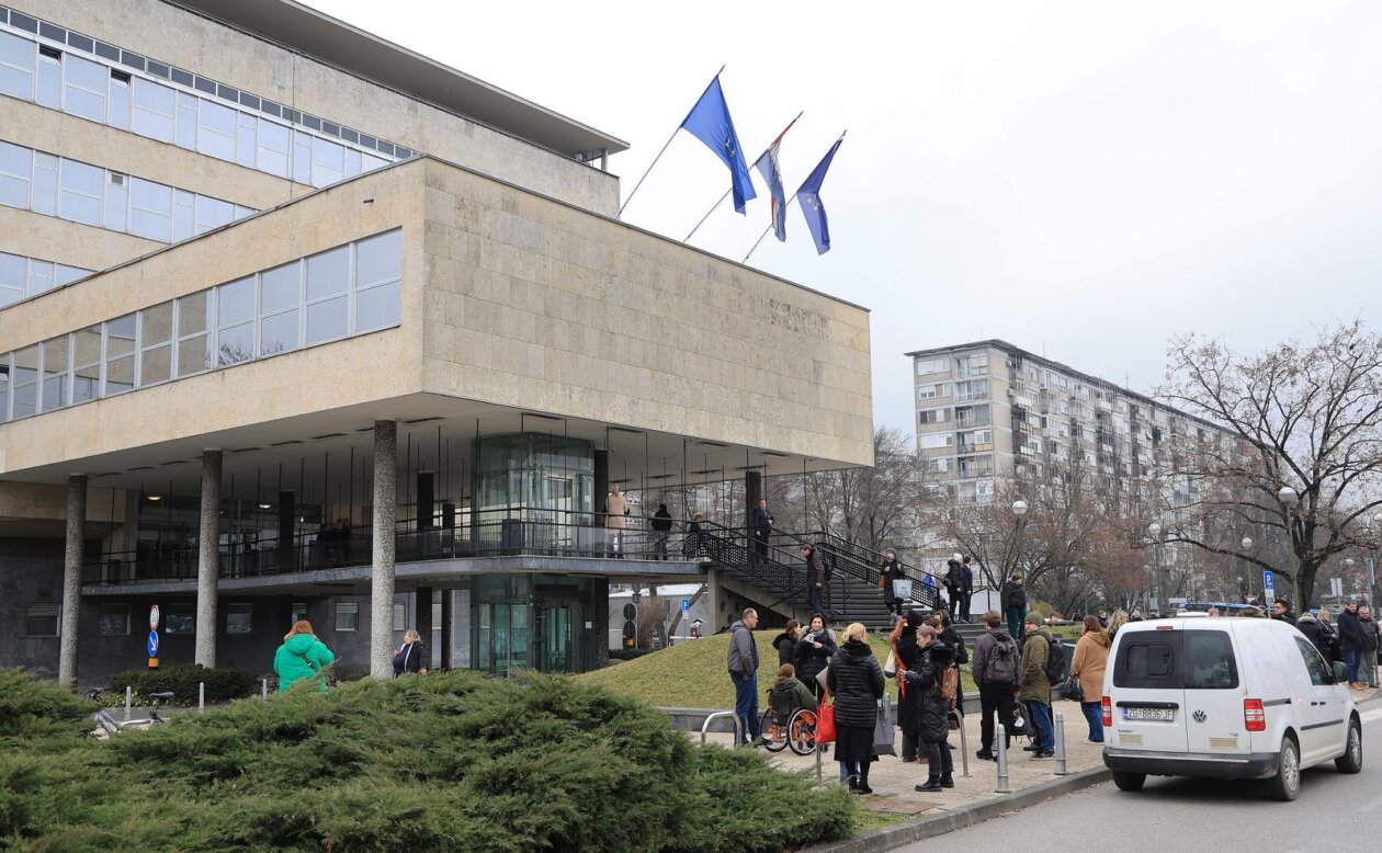 Zagreb: Evakuacija Gradskog poglavarstva zbog dojave o eksplozivnoj napravi Zagreb: Evakuacija Gradskog poglavarstva zbog dojave o eksplozivnoj napravi