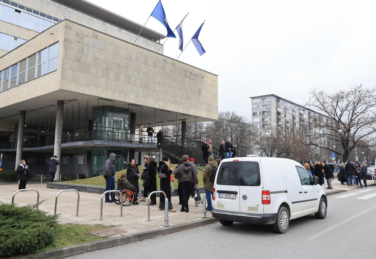 Zagreb: Evakuacija Gradskog poglavarstva zbog dojave o eksplozivnoj napravi Zagreb: Evakuacija Gradskog poglavarstva zbog dojave o eksplozivnoj napravi