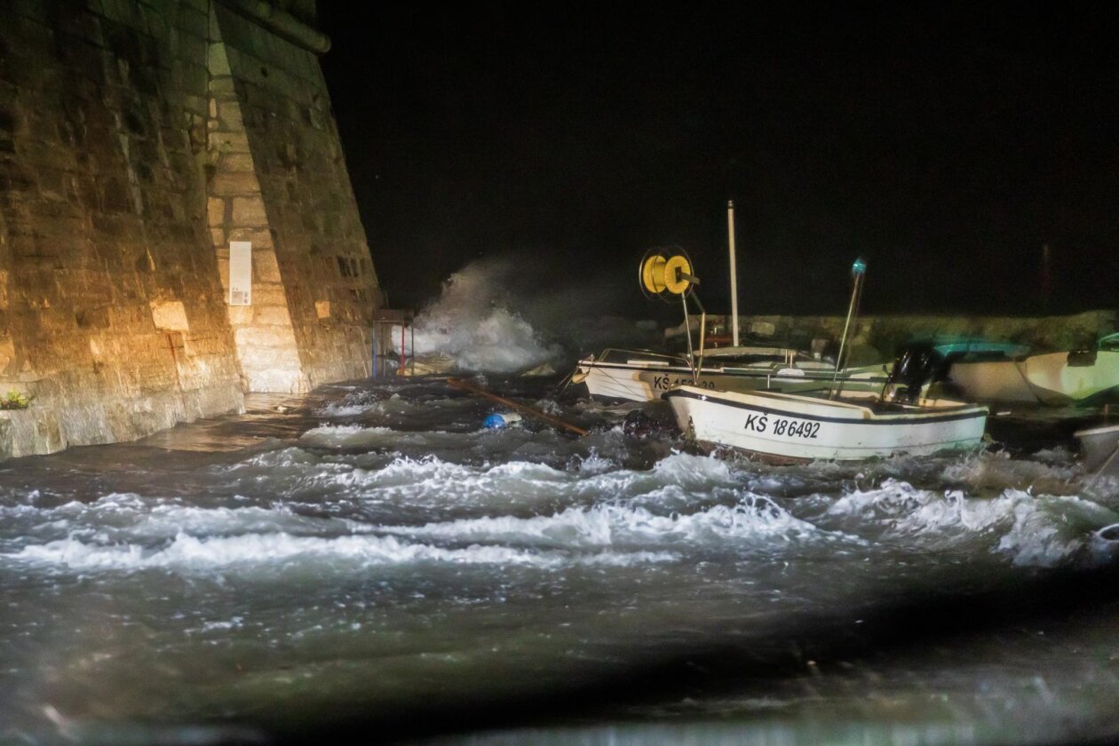Kaštela: Ciklonalna plima poplavila rivu i okolne ulice