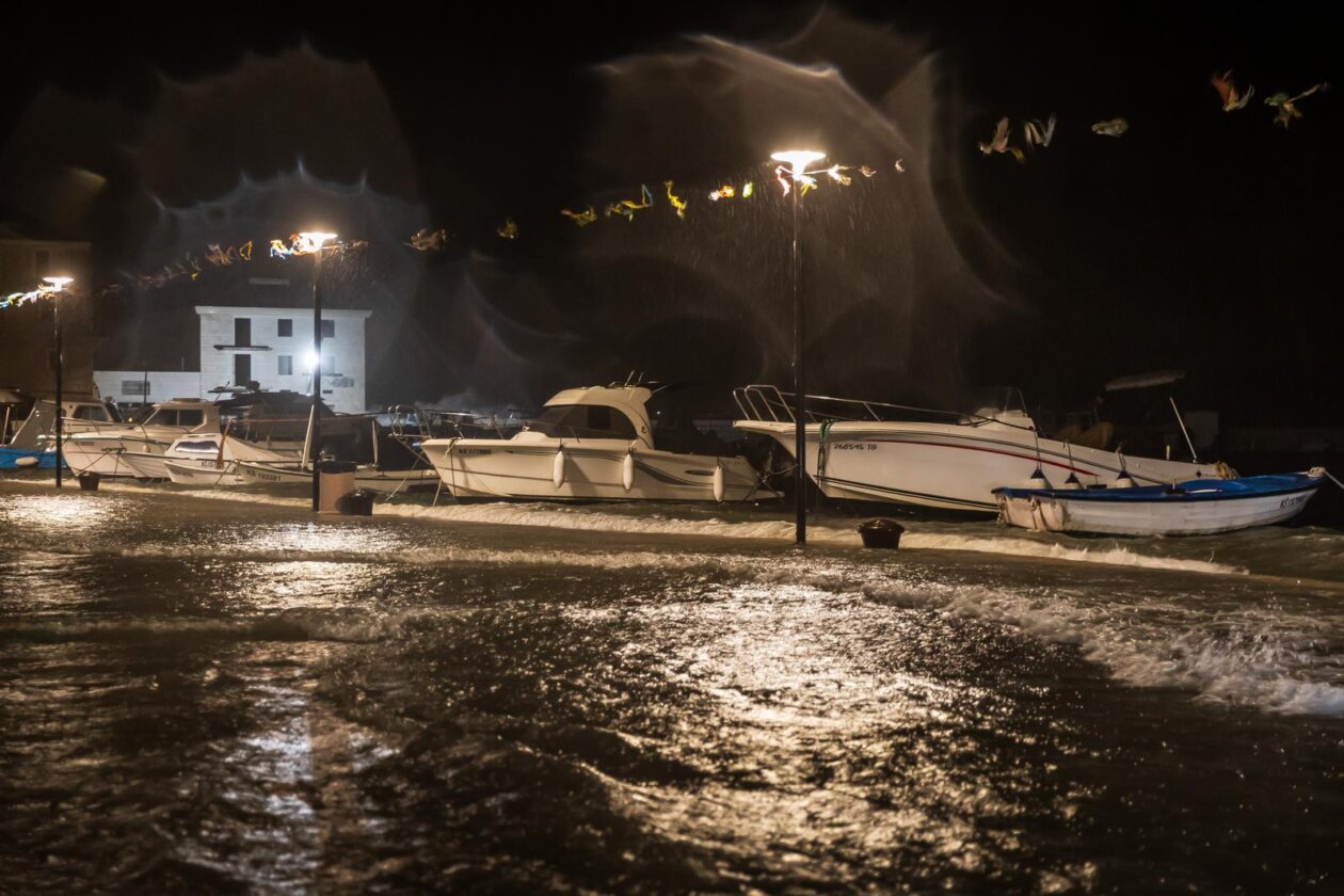 Kaštela: Ciklonalna plima poplavila rivu i okolne ulice