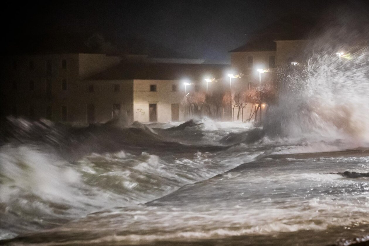 Kaštela: Ciklonalna plima poplavila rivu i okolne ulice