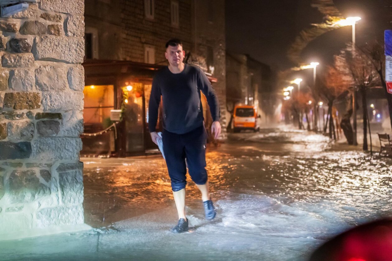 Kaštela: Ciklonalna plima poplavila rivu i okolne ulice