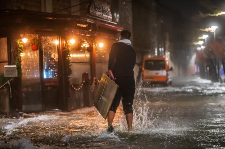 Kaštela: Ciklonalna plima poplavila rivu i okolne ulice