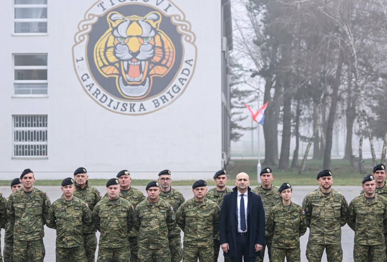 Zagreb: Svečani ispraćaj 8. hrvatskoga kontingenta u NATO-ovu aktivnost prednjih kopnenih snaga u Mađarsku