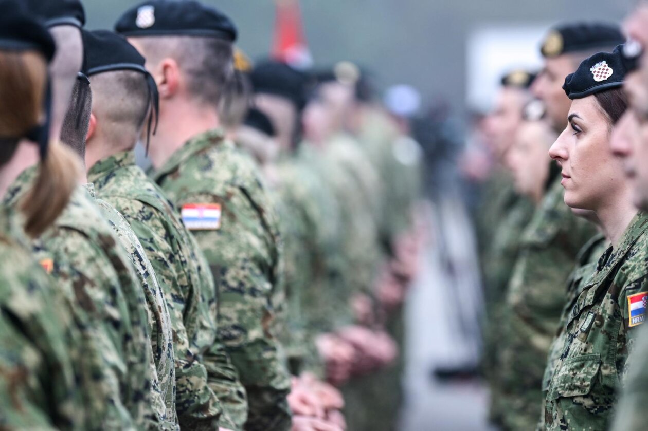 Zagreb: Svečani ispraćaj 8. hrvatskoga kontingenta u NATO-ovu aktivnost prednjih kopnenih snaga u Mađarsku