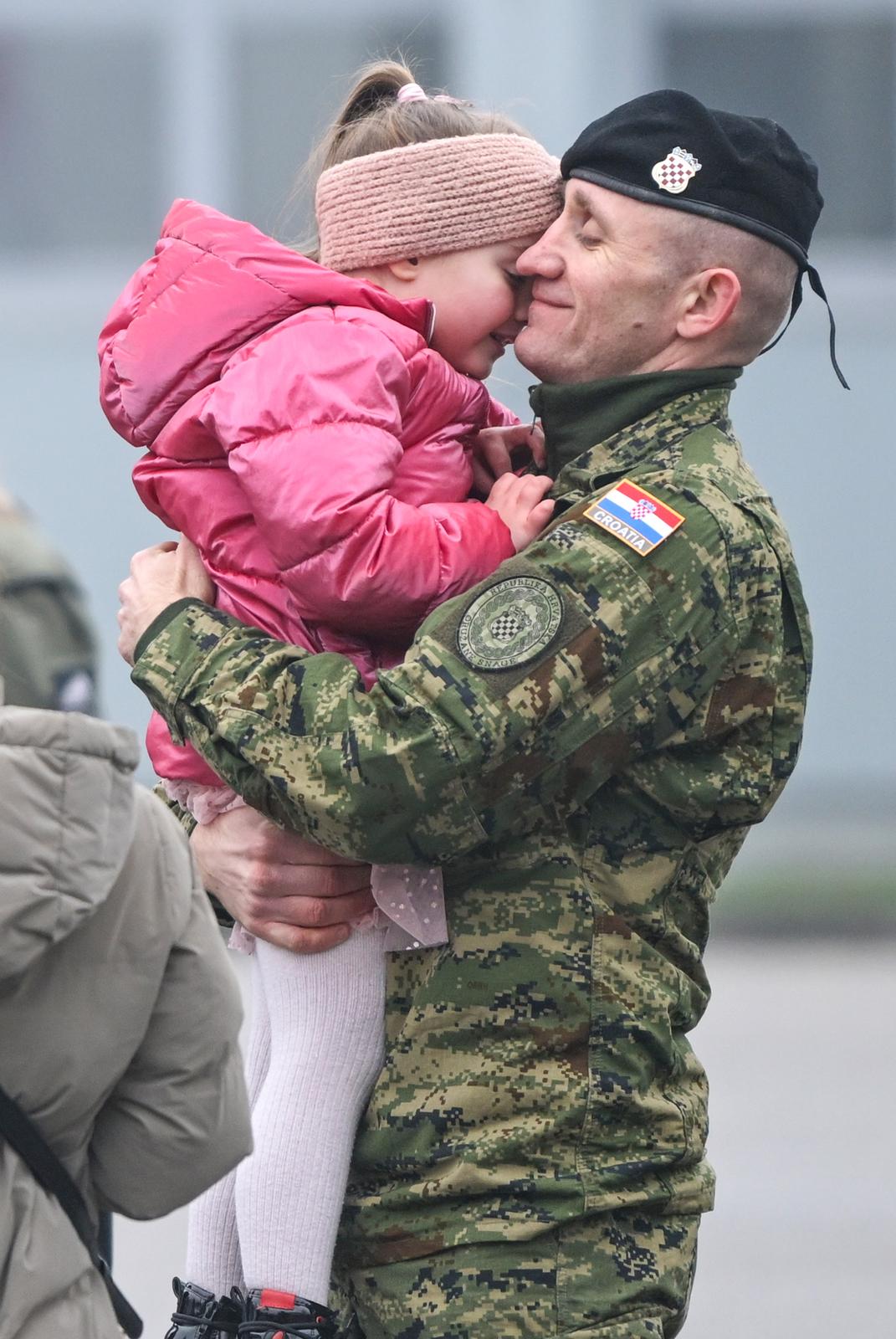 Zagreb: Svečani ispraćaj 8. hrvatskoga kontingenta u NATO-ovu aktivnost prednjih kopnenih snaga u Mađarsku