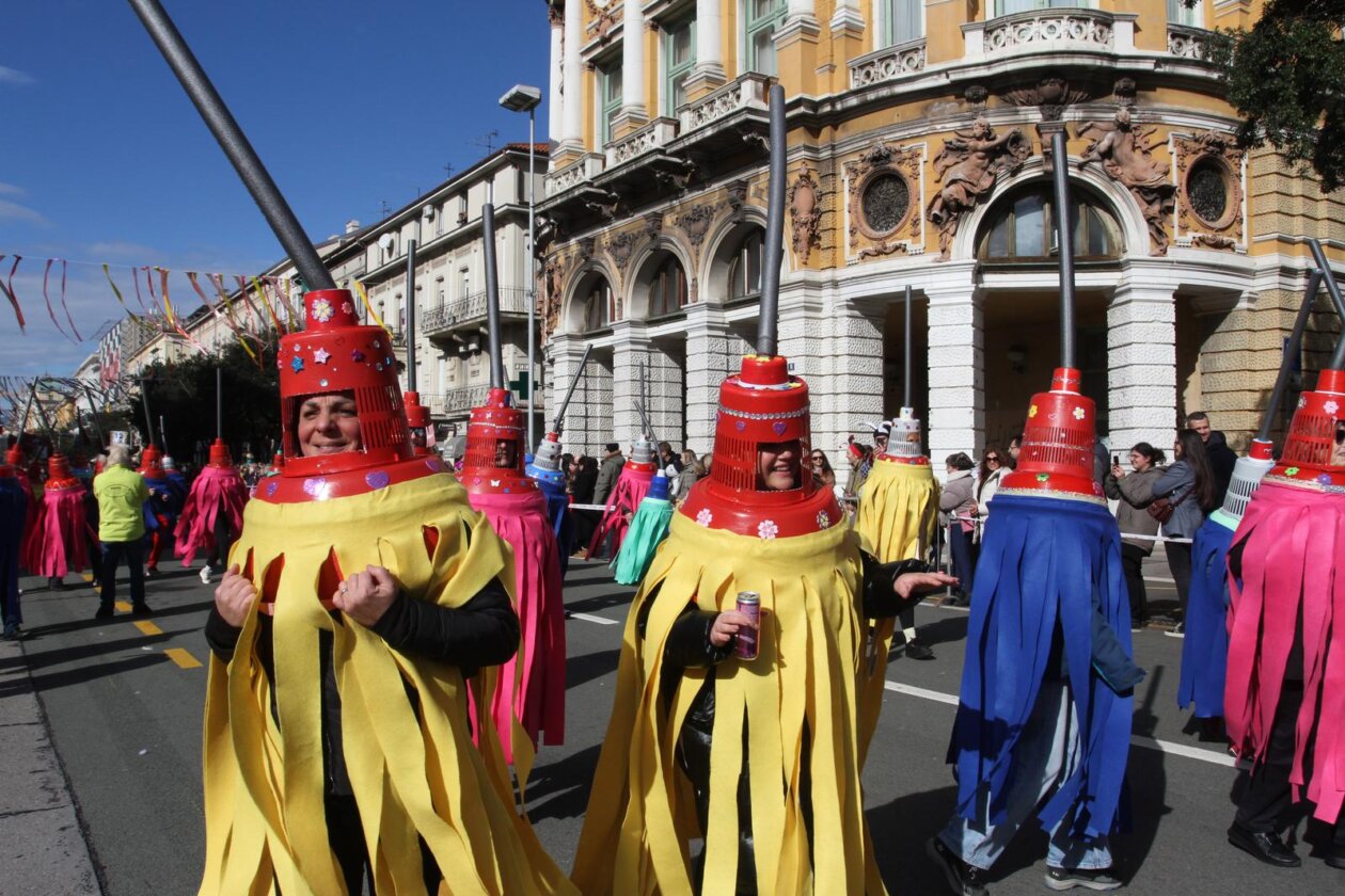 Rijeka: Tradicionalnom Međunarodnom karnevalskom povorkom završio 43. Riječki karneval
