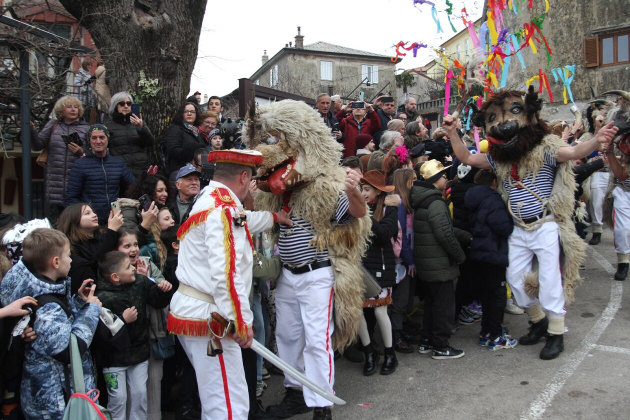 Rijeka: Doček Halubajskih zvončara u centru grada