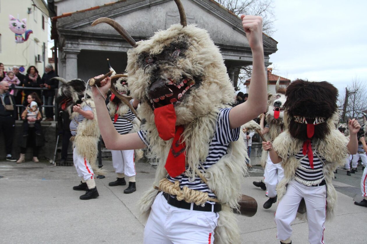 Rijeka: Doček Halubajskih zvončara u centru grada