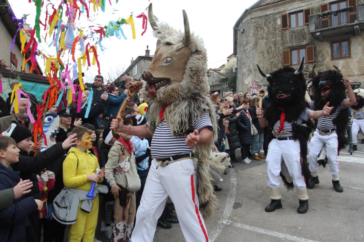 Rijeka: Doček Halubajskih zvončara u centru grada