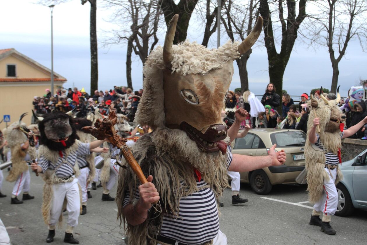 Rijeka: Doček Halubajskih zvončara u centru grada