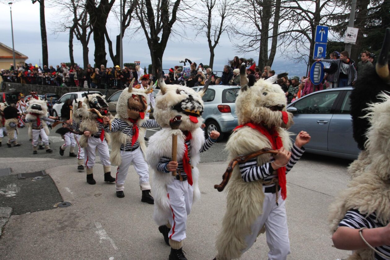 Rijeka: Doček Halubajskih zvončara u centru grada