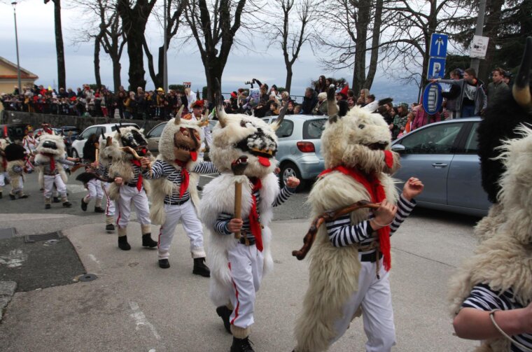 Rijeka: Doček Halubajskih zvončara u centru grada Rijeka: Doček Halubajskih zvončara u centru grada