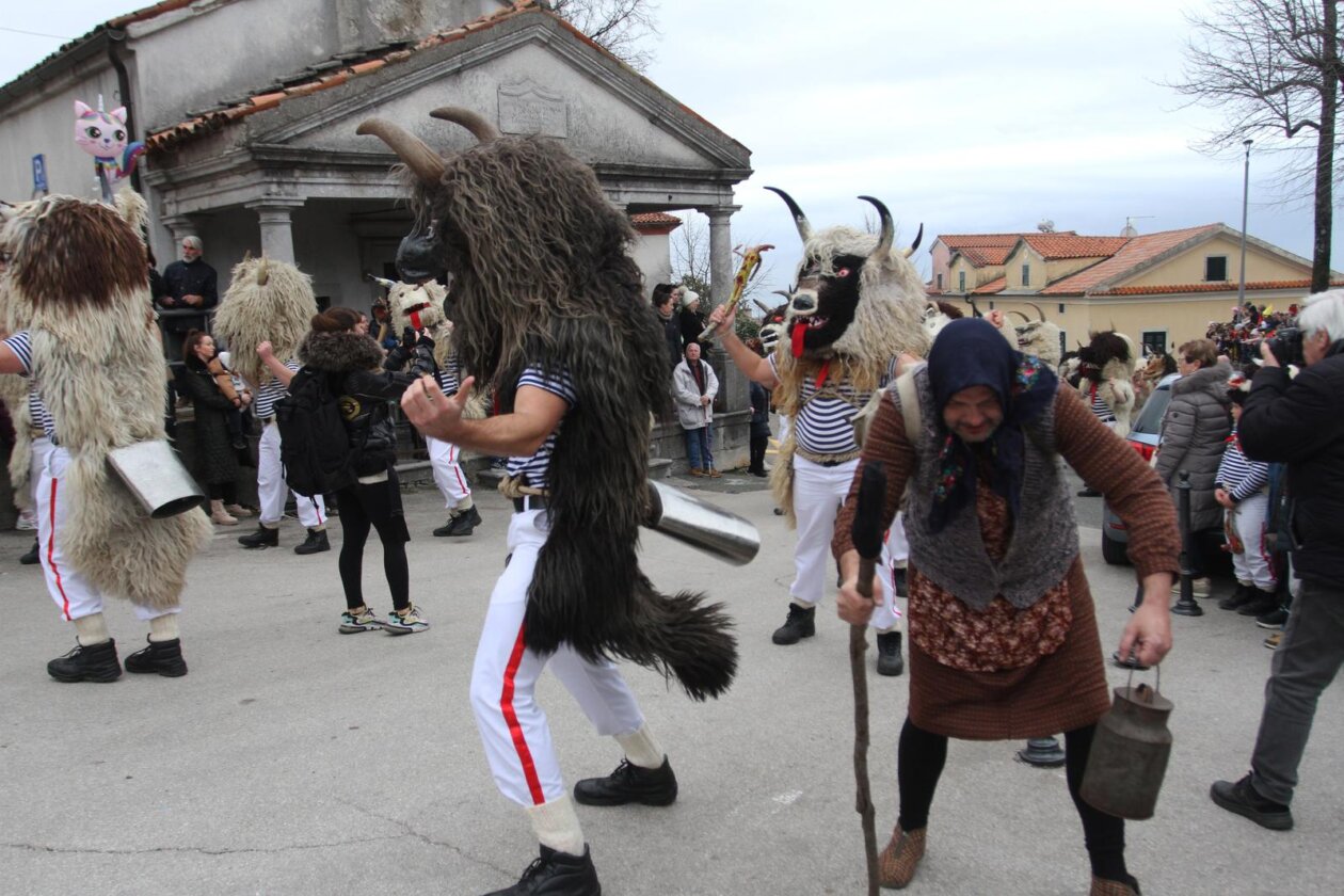 Rijeka: Doček Halubajskih zvončara u centru grada
