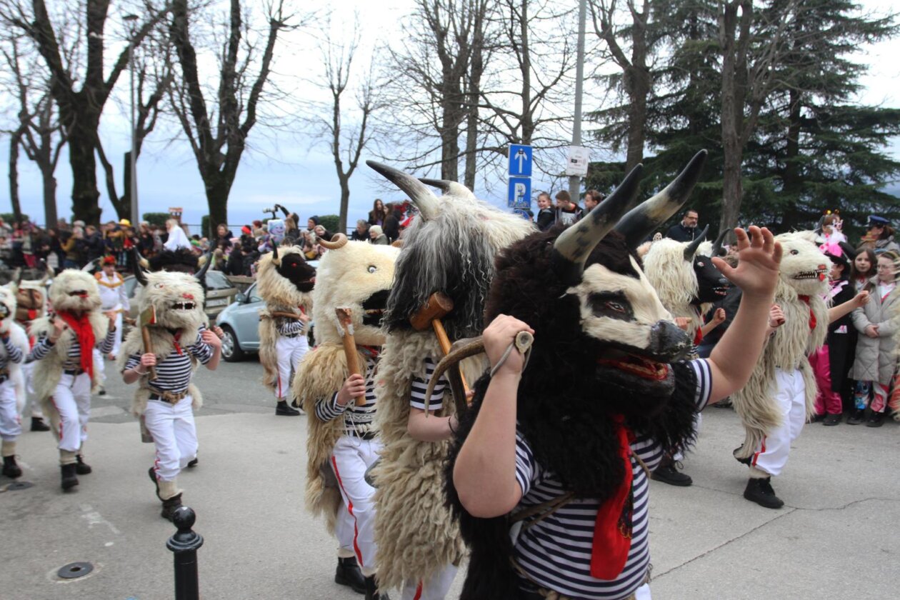Rijeka: Doček Halubajskih zvončara u centru grada