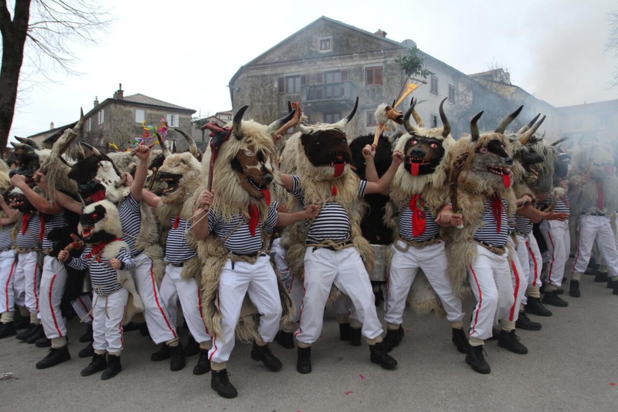 Rijeka: Doček Halubajskih zvončara u centru grada